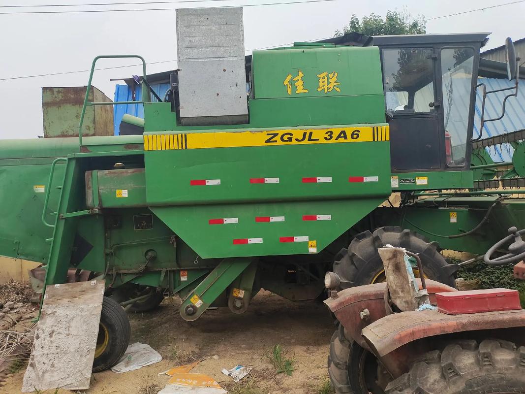 去诸城路旁停着一辆经典收割机,你认识吗?