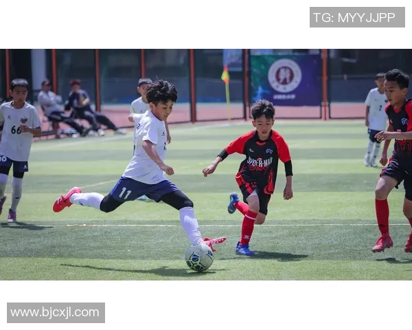 小朋友们的足球梦:模仿足球明星的精彩瞬间与成长故事 小朋友们的足球梦:模仿足球明星的精彩瞬间与成长故事