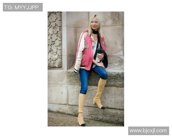 时尚运动风潮来袭足球圆领上衣让你尽显活力与个性 时尚运动风潮来袭足球圆领上衣让你尽显活力与个性